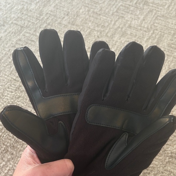 Isotoner Black Winter Gloves - Picture 3 of 4